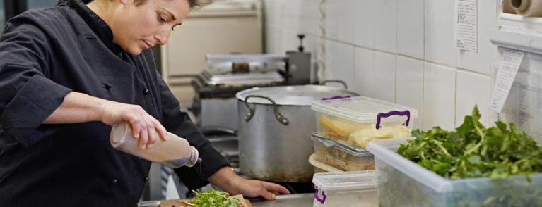 Mujer cocinando - Emprendedora en una cocina - Emprender individual o colectivo - Cooperativas sociales emprendimiento Acción contra el Hambre