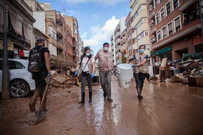 Fase2-RecuperacionDANA-Valencia-AccioncontraHambre-Aniversario-Limpieza Lodo-Calles