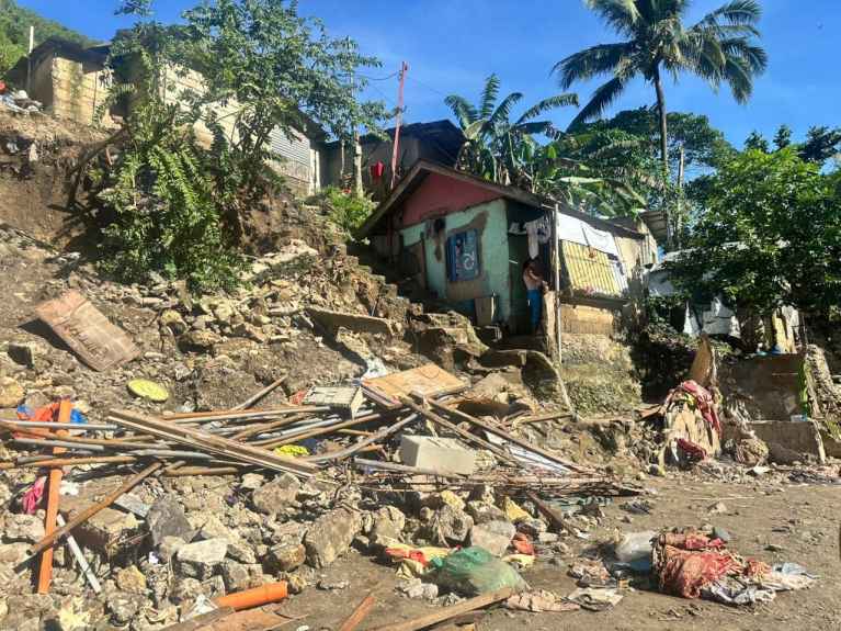 Paso del tifón Tino en Filipinas