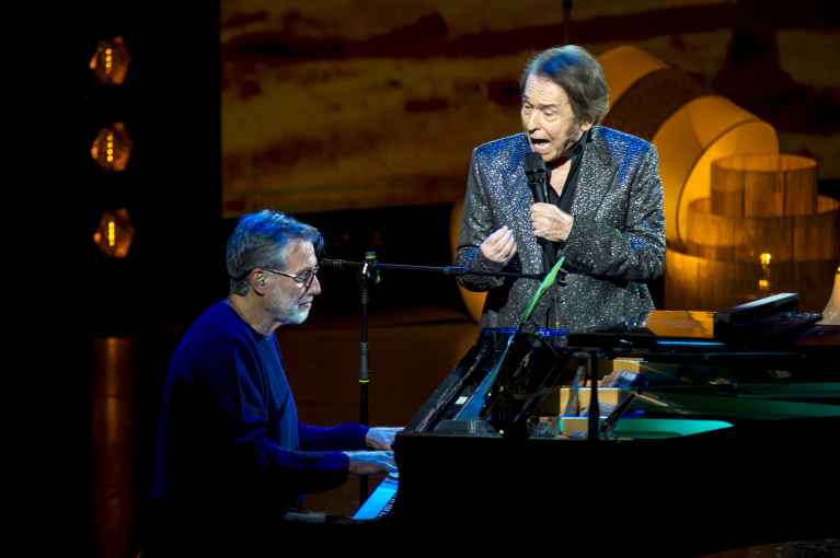 Lucha de Gigantes 2026 Raphael junto a Emilio Aragón al piano
