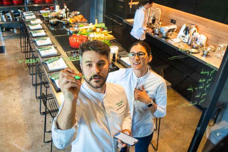 Chefs frente a pizarra taller solidario The Fork 2026