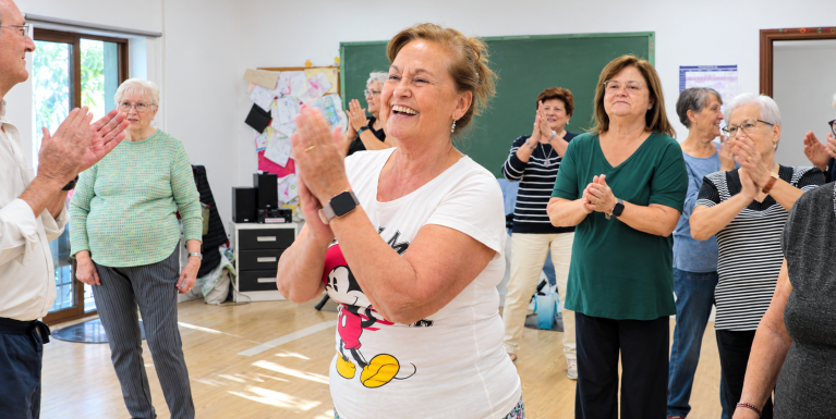Mujer-Mayor-TerceraEdad-Bailando-Aplaudiendo-Comunidad-NutriendoLazos-Valencia-España