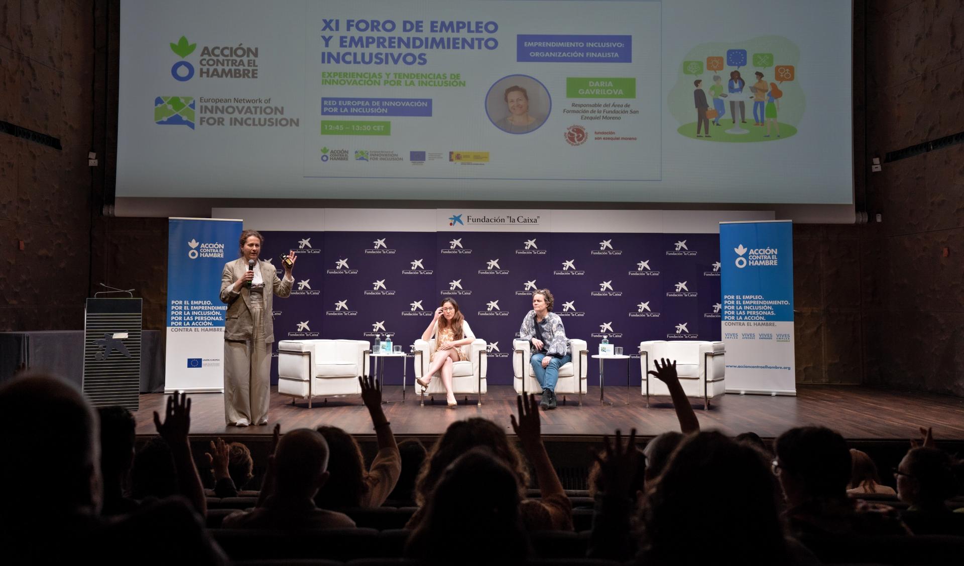 Proyectos Europeos. Concurso emprendimiento, personas en un escenario. Acción contra el Hambre