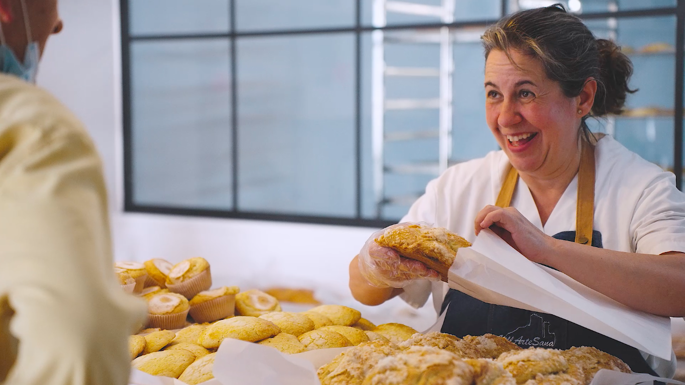 Mujer emprendedora en una pastelería Emprendimiento Acción contra el Hambre