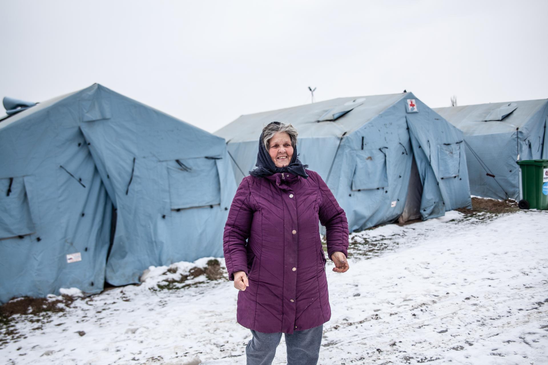 una refugiada ucraniana anda por un campo nevado cercano a la frontera en Moldavia