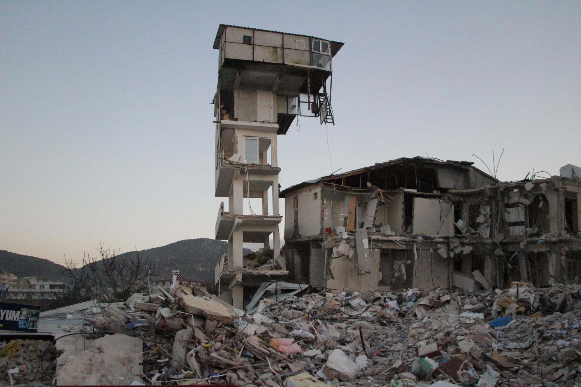 un edificio destruido por el terremoto de febrero en el sur de Turquía