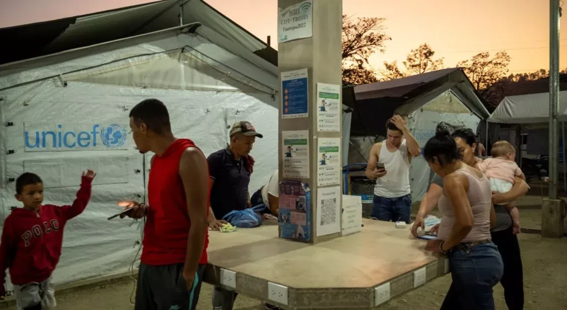 Grupo de personas hablando en un centro de descanso