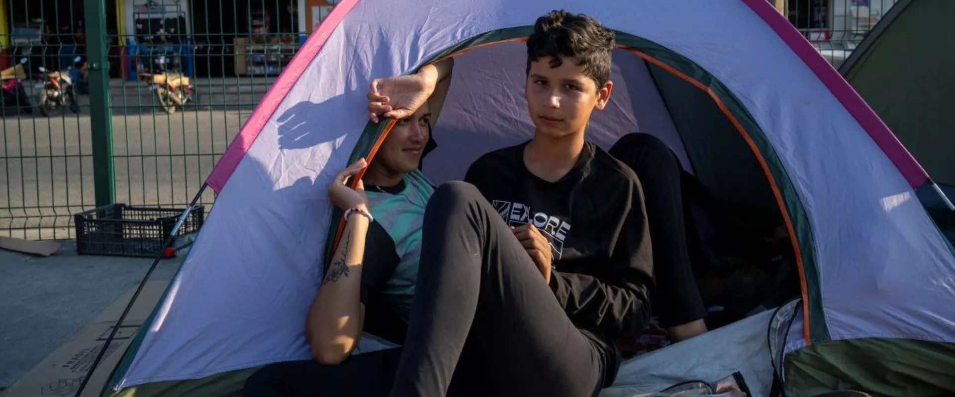 Niños dentro de una tienda de campaña en un centro de refugiados. Centroamérica - Acción contra el Hambre