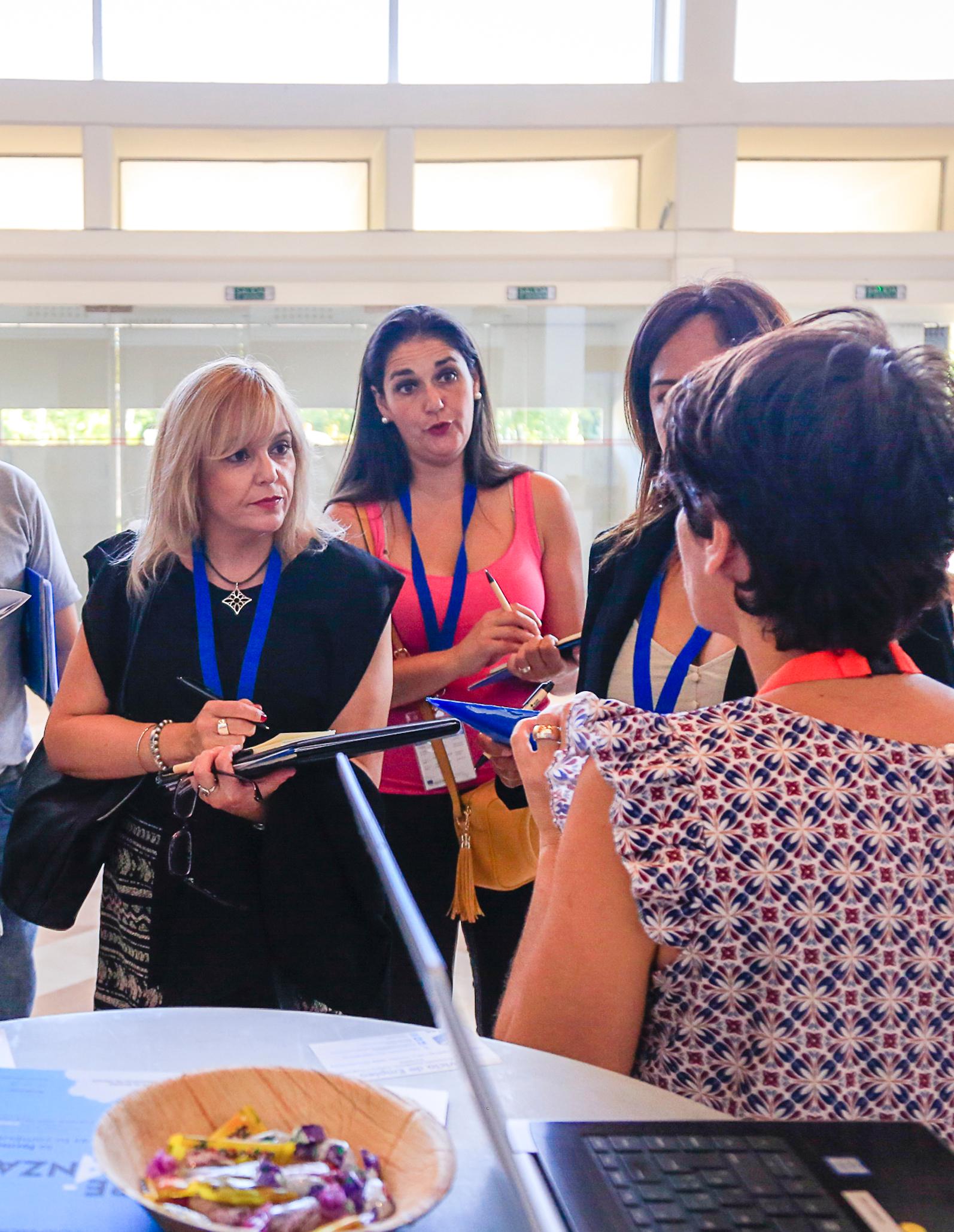 Mujeres hablando en una feria de empleo - Empleabilidad - Acción contra el Hambre