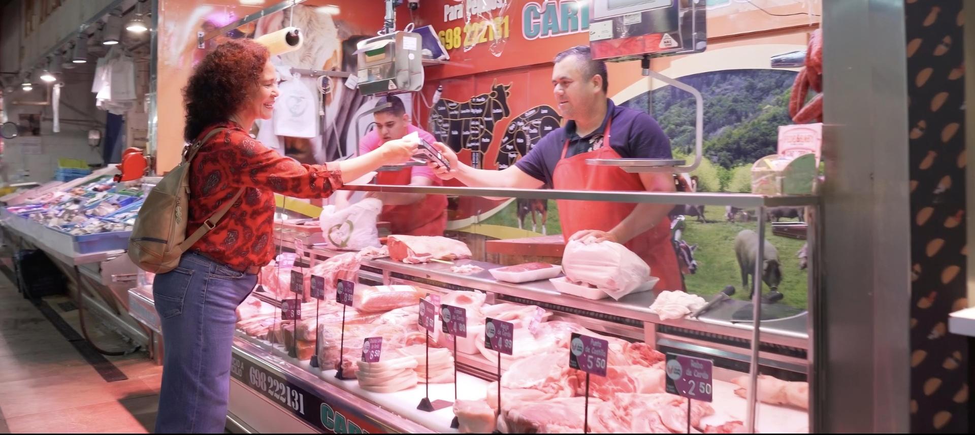 Nazaret, participante en Tarjetas de Ayuda Solidaria, en una tienda - Empleo y emprendimiento en España - Acción contra el Hambre