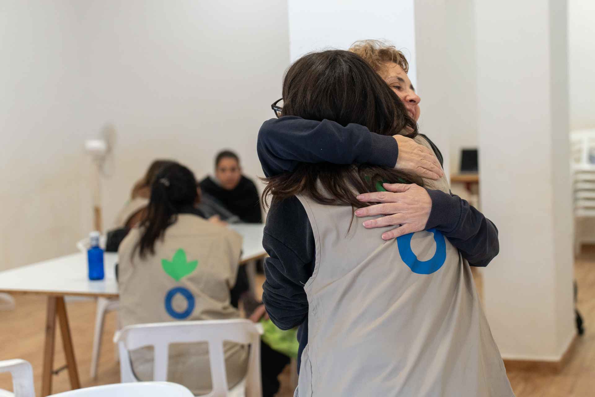 Tecnica abrazando mujer afectada - 100 Dias DANA Valencia España - Acción Social - Acción contra el Hambre