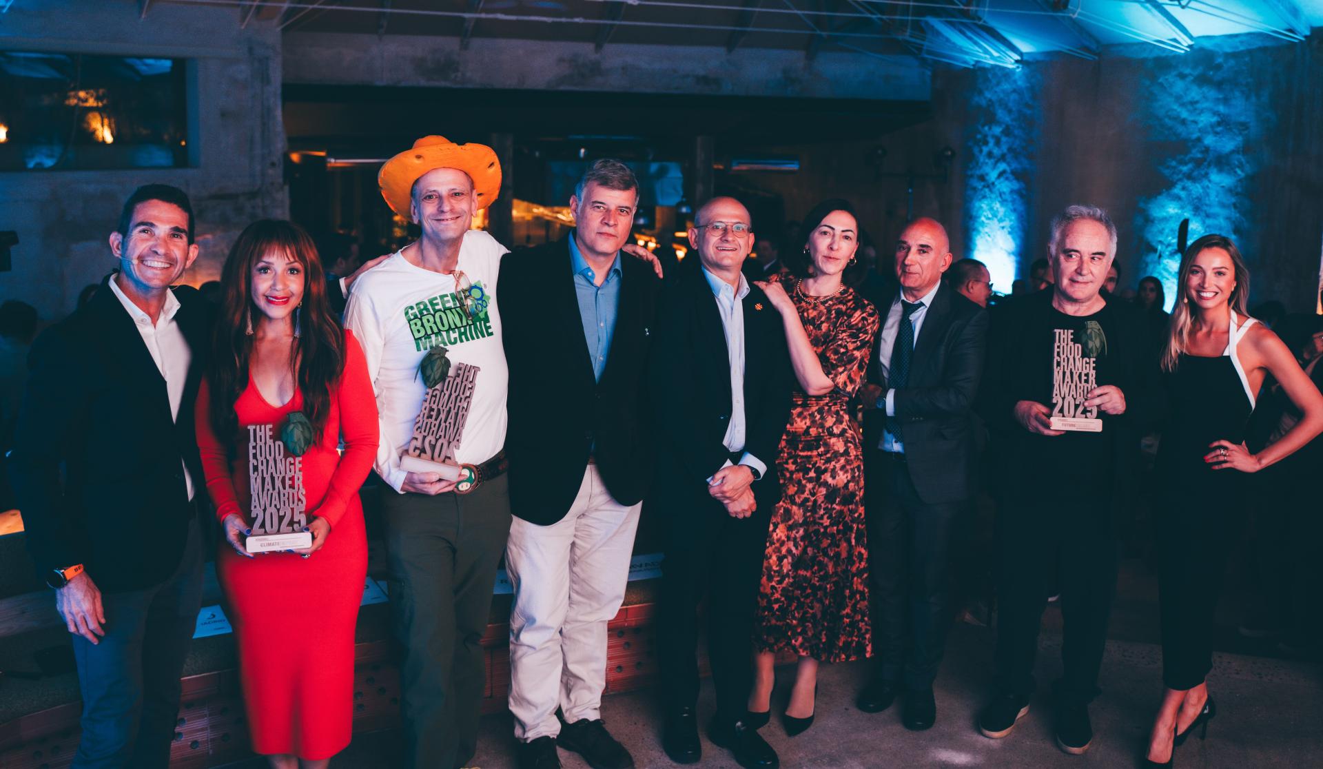 Foto de familia de los premiados y representantes institucionales en los Premios Food Changemakers 2025.