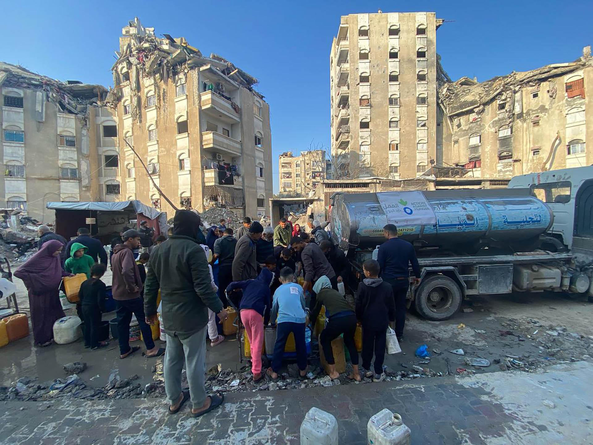 Gaza camión cisterna repartiendo agua