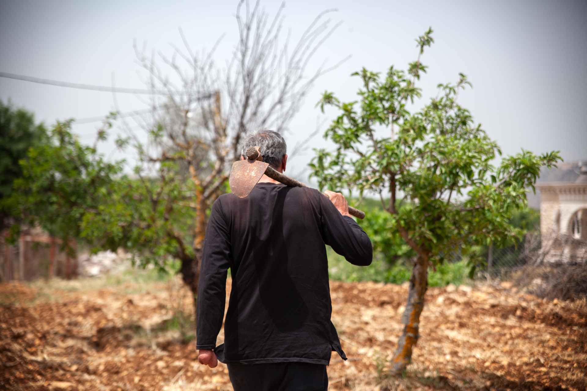 A farmer carries one of his few remaining tools in conflict-hit shouthern Lebanon. He has lost his livelihoods due to the violence. © Elisa Bernal Arellano for Action Against Hunger