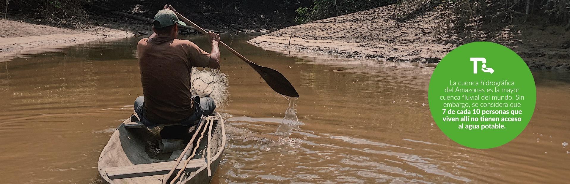 equipo de acción contra el hambre atraviesa un río en la Amazonía en canoa