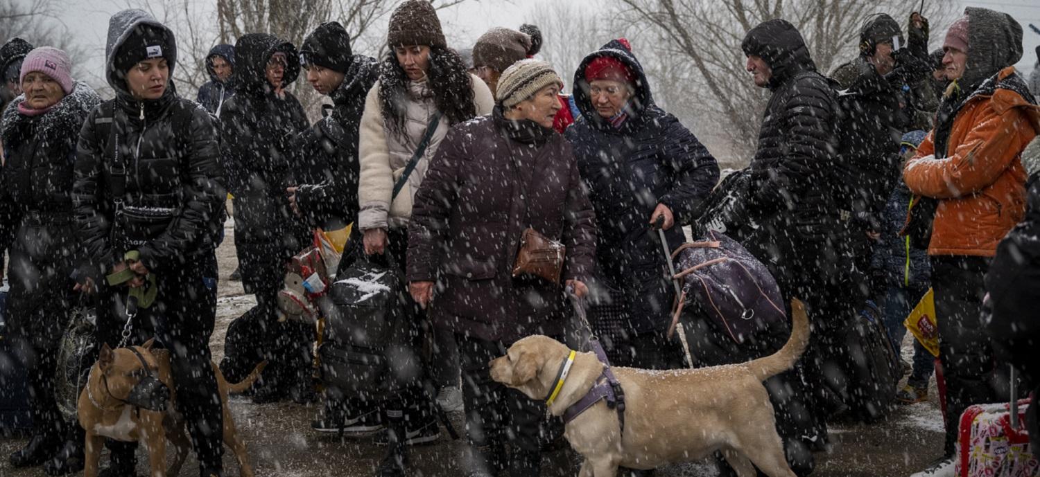 En el puesto fronterizo de Palanca, en Moldavia, cientos de refugiados ucranianos se enfrentan a las bajas temperaturas y esperan a autobuses que los llevan a Chisináu o Rumanía. Palanca, Moldavia. 8 marzo 2022. ©Gonzalo Höhr para Acción contra el Hambre