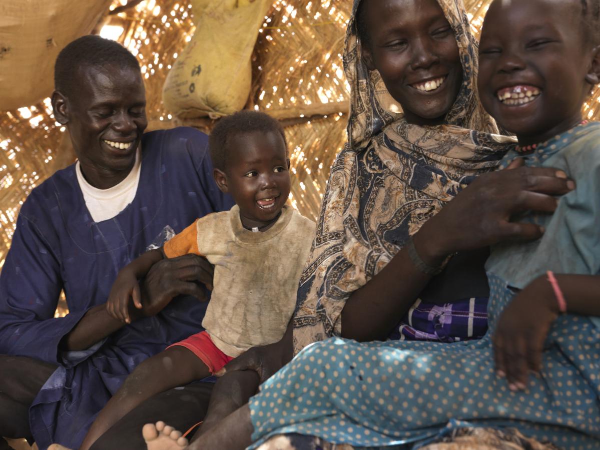 Nyibol Mathiang Deng, de 27 años, se reúne con su marido y su hija mayor tras haber estado separados durante más de un mes después de un ataque selectivo en su aldea de Sudán. . © Peter Caton para Acción contra el Hambre