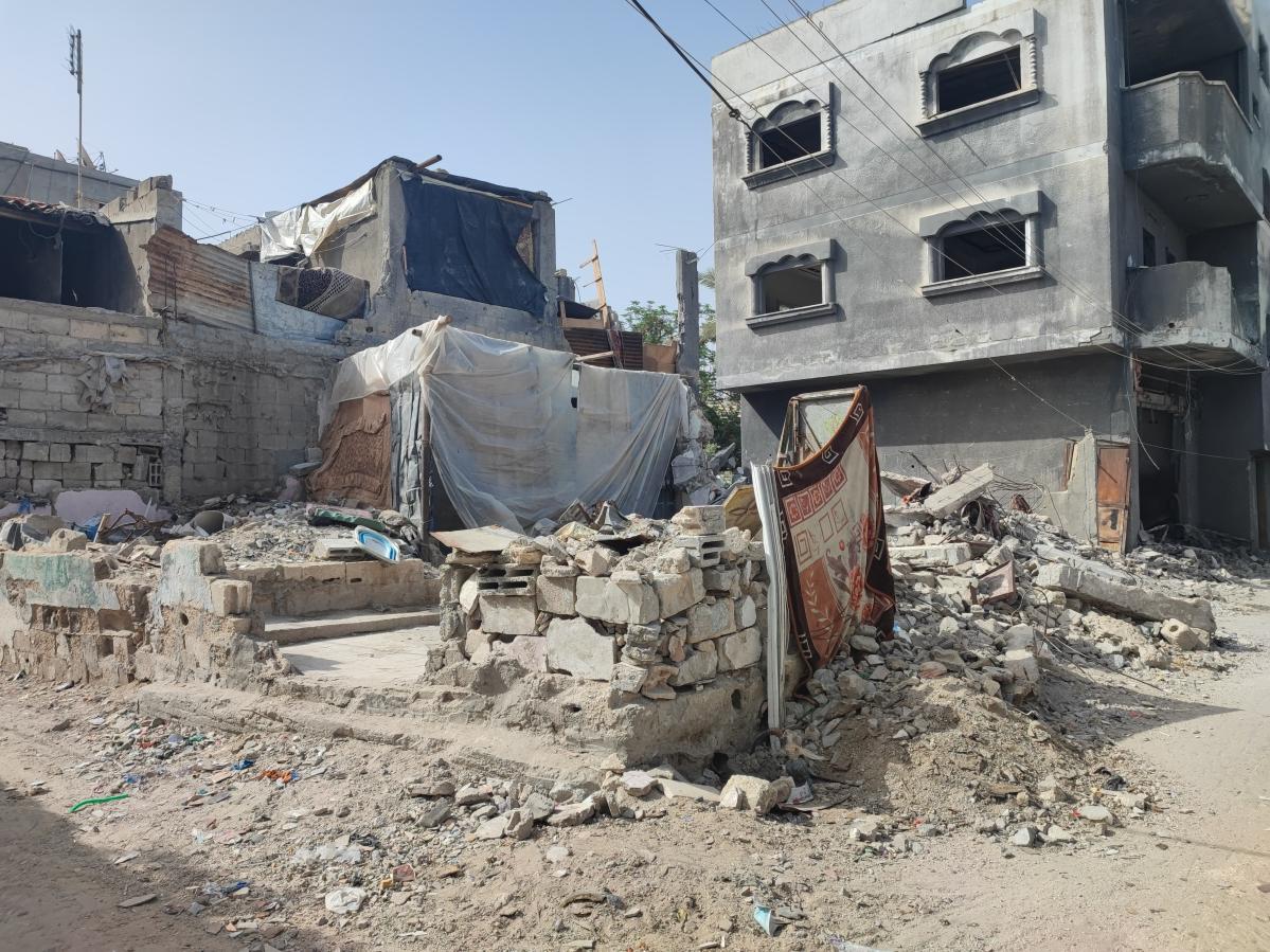 Edificio residencial destruido en Deir al Balah, centro de Gaza, donde una familia ha instalado su tienda © Acción contra el Hambre