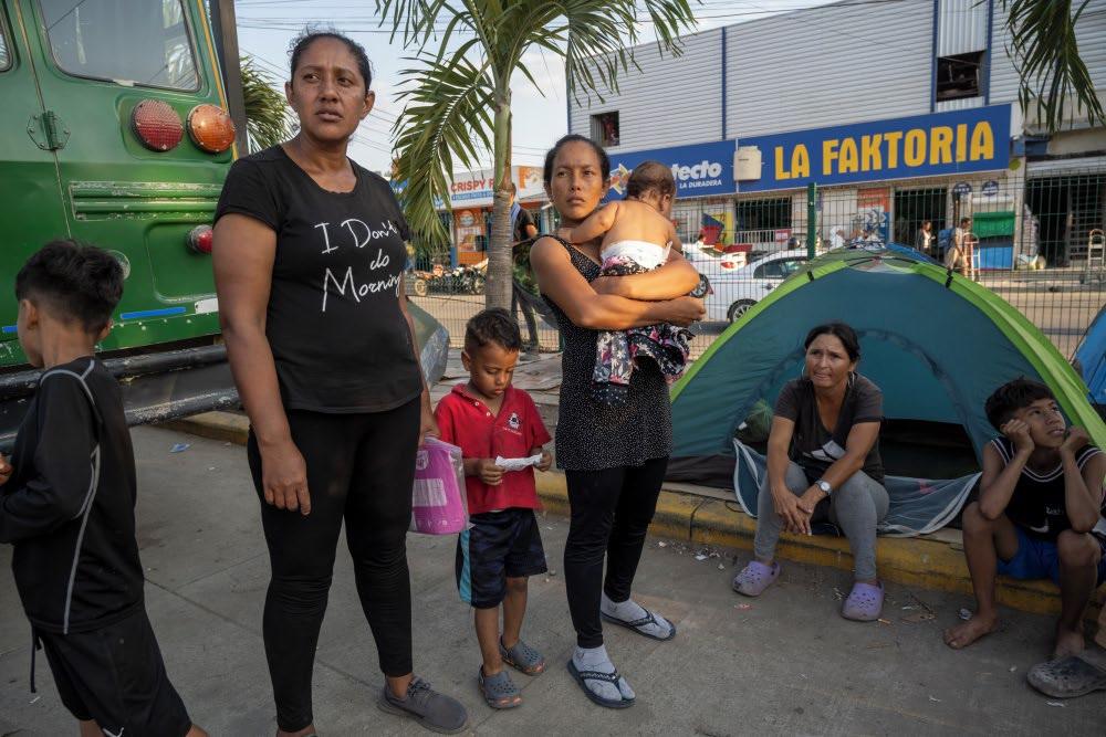 Mujeres y niños frente a una tienda de campaña en una ciudad ruta migratoria Centroamérica - Acción contra el Hambre