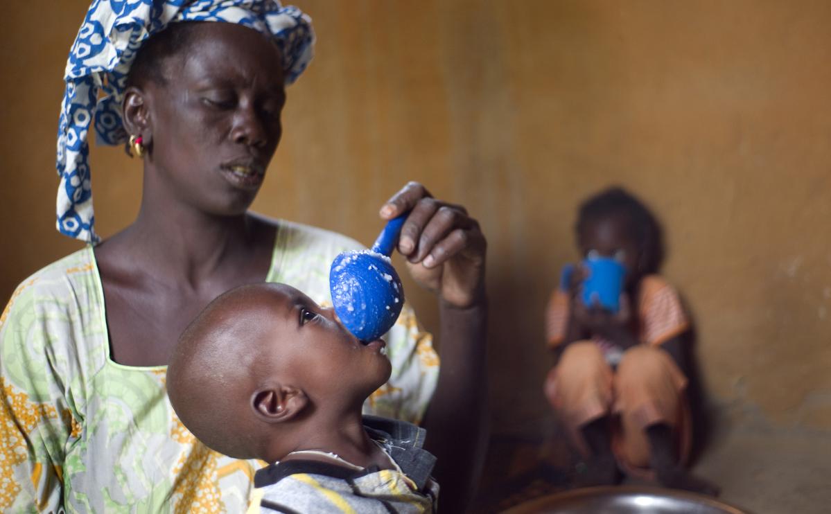 Madre dando de comer a su hijo El Sahel