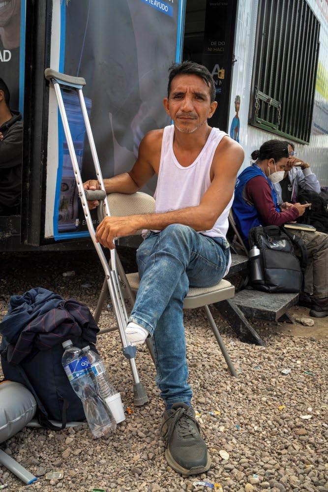 Hombre discapacitado sin una pierna con una muleta en un centro de descanso para migrantes