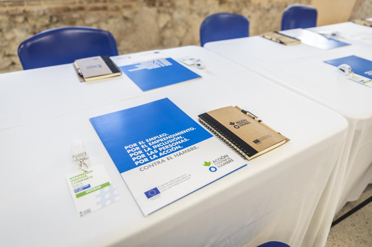Carpetas y folders de Acción contra el Hambre en una mesa