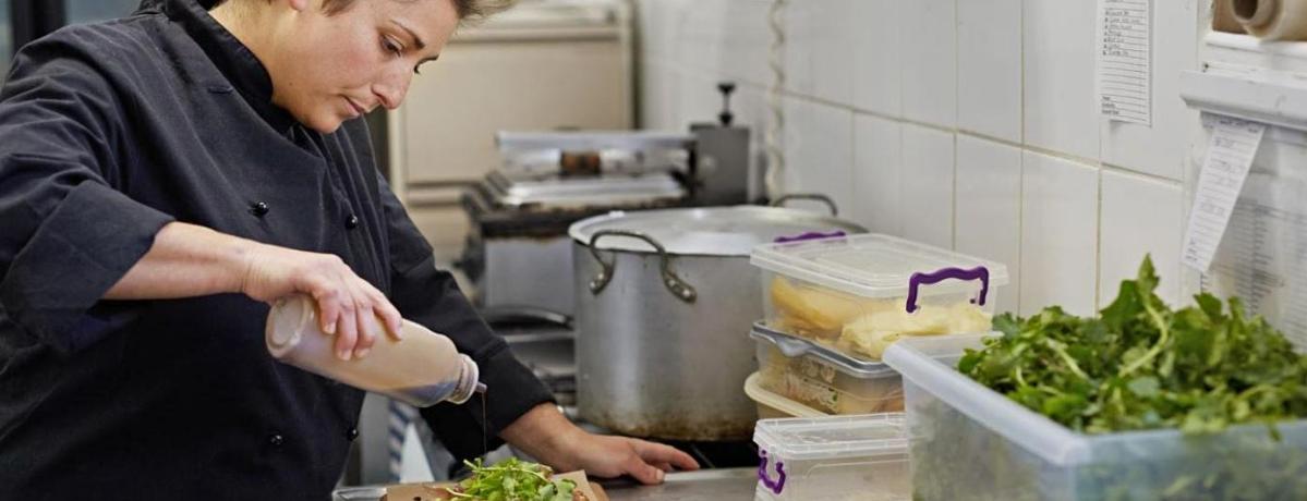 Mujer cocinando - Emprendedora en una cocina - Emprender individual o colectivo - Cooperativas sociales emprendimiento Acción contra el Hambre