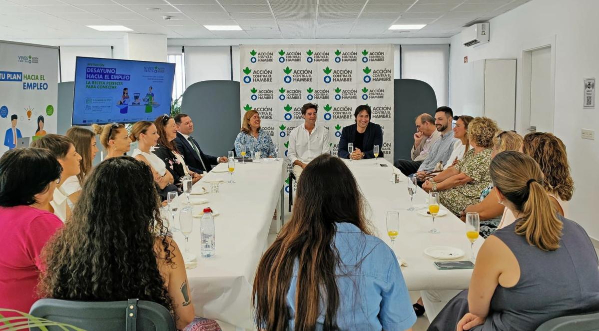 Personas desayunando en el Desayuno Saludable celebrado en Marbella en el marco del programa Tu plan hacia el Empleo. Acción contra el Hambre