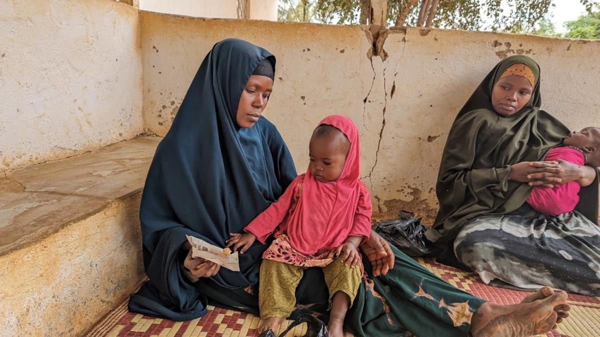 Suldano y su madre en el centro de estabilización de Bayhaw en Baidoa, en el suroeste de Somalia. La foto fue capturada el 21 de agosto de 2023.