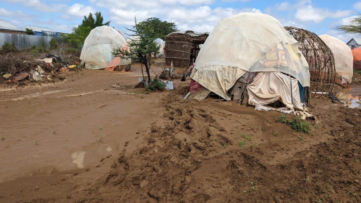 Casas improvisadas en un campamento de desplazados abandonados en Baidoa tras las fuertes lluvias de principios de octubre de 2023. Foto de Mohamed Adan Maalim para Acción contra el Hambre. 