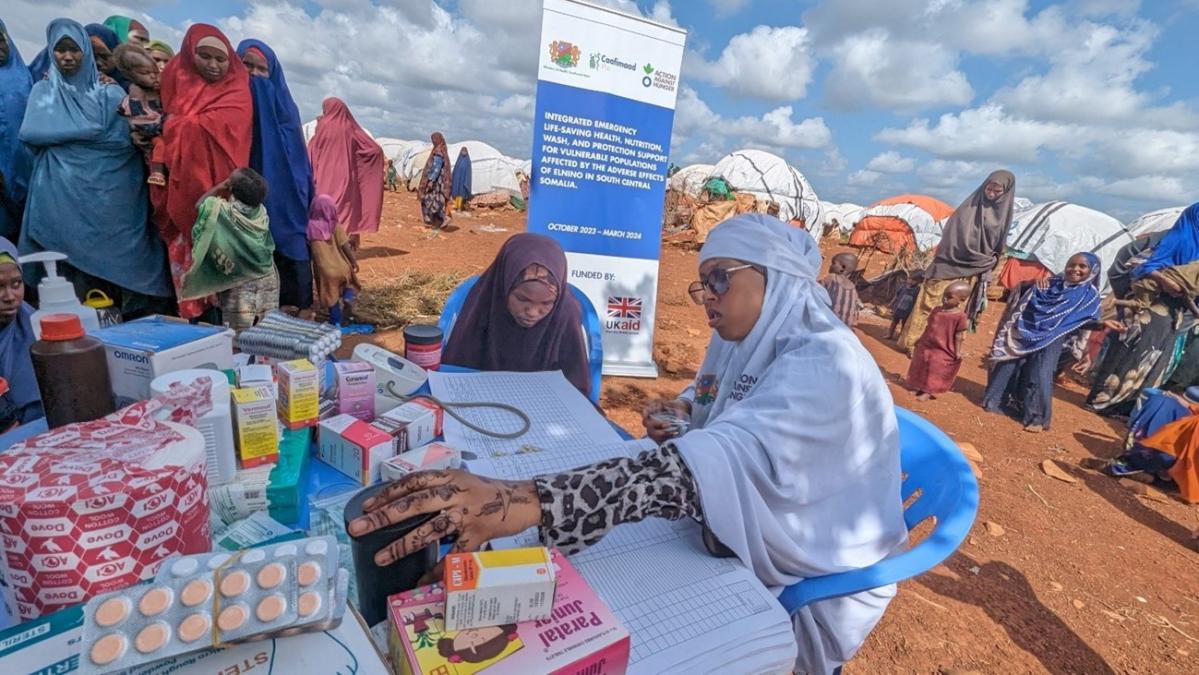 El equipo móvil de extensión de Acción contra el Hambre está acampado fuera de los campos de desplazados en Baidoa. El equipo está brindando servicios críticos para salvar vidas a la población afectada en Somalia gracias a la Embajada Británica en Somalia. Foto de Mohamed Adan Maalin para Acción contra el Hambre.