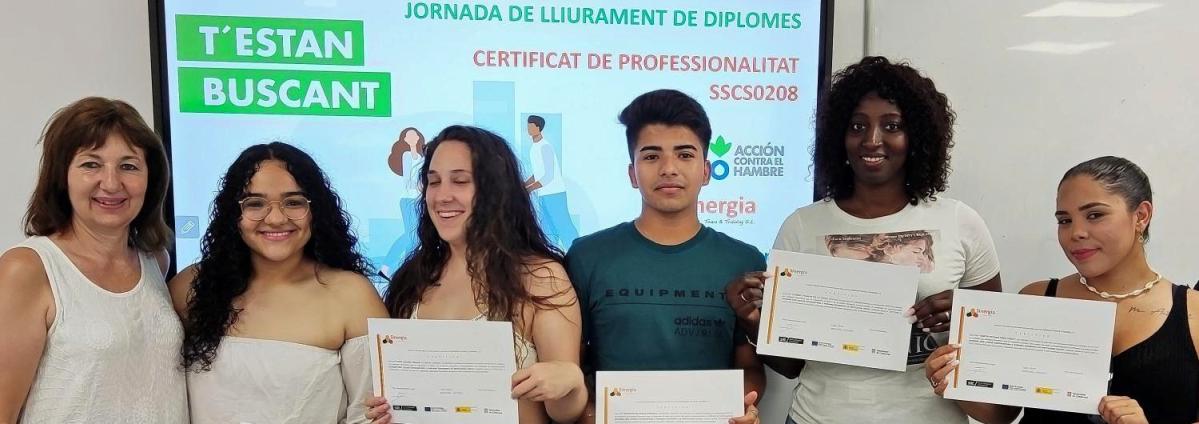Ceremonia jovenes entrega de diplomas - Programas de mejora de la empleabilidad para la juventud - Historia de Juliana - Acción contra el Hambre