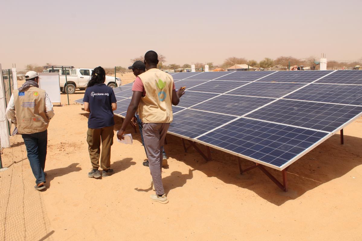 Miembros de Acción contra el Hambre y la Fundación acciona.org visitan una instalación solar