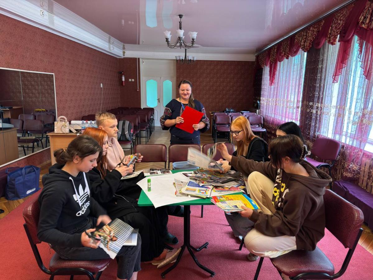 Una psicóloga de Acción contra el Hambre dirige una sesión de Protocolo de Angustia para un grupo de adolescentes en el centro de rehabilitación infantil de Járkiv. Mayo de 2024. © Marina Nechaieva para Acción contra el Hambre
