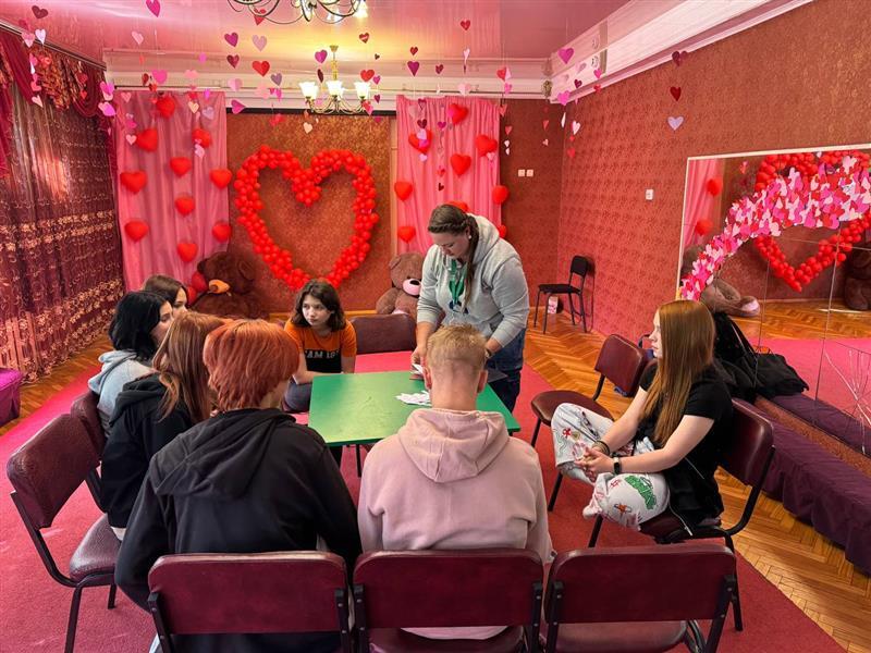 Una psicóloga de Acción contra el Hambre dirige una sesión de Protocolo de Angustia para un grupo de adolescentes en el centro de rehabilitación infantil de Járkiv. Mayo de 2024. © Marina Nechaieva para Acción contra el Hambre
