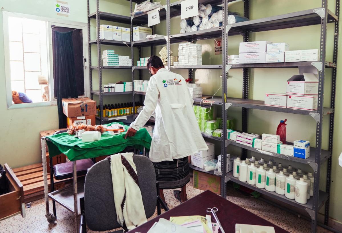 Personal de Acción contra el Hambre prepara medicamentos para los pacientes de un centro de salud de Lahj © Ahmed Waqqas Yasin Mahmoud para Acción contra el Hambre