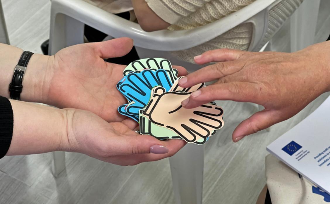 Manos jugando a un juego para impulsar la empleabilidad - Programa SouthCaucaso-ActionAgainstHunger-AccioncontraelHambre