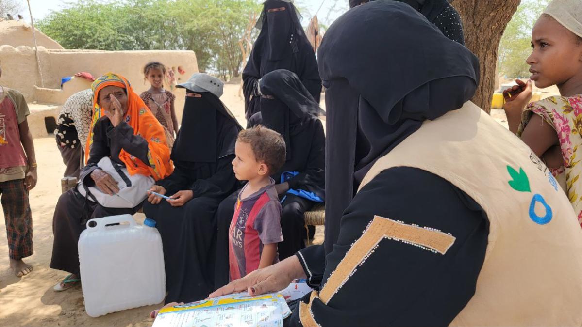 Trabajadoras de Acción contra el Hambre realizan sesiones de sensibilización y prevención en salud en Az Zuhrah, Yemen © Mohammed Alhasanai para Acción contra el Hambre