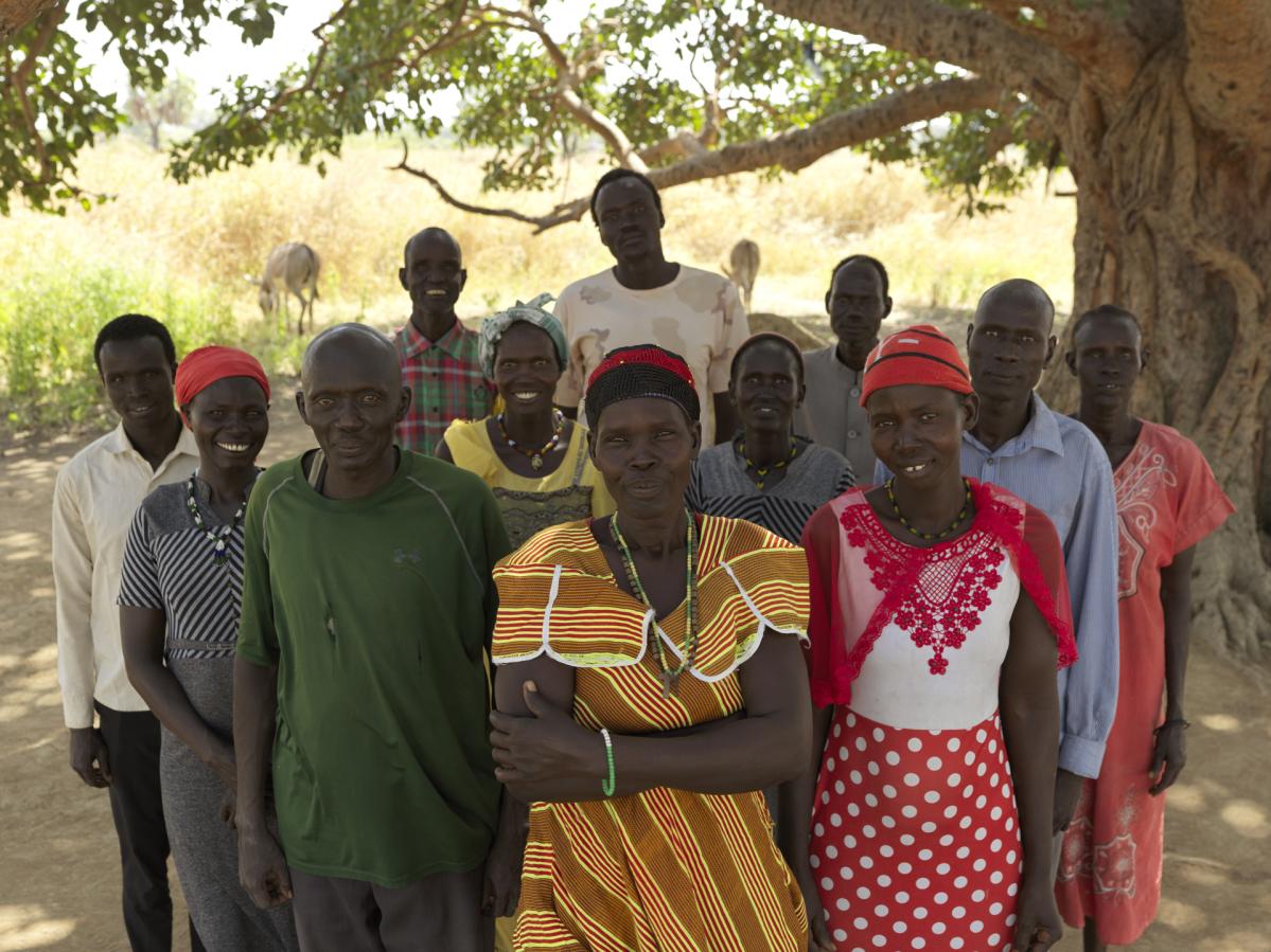 Un grupo de sudaneses mira a la cámara