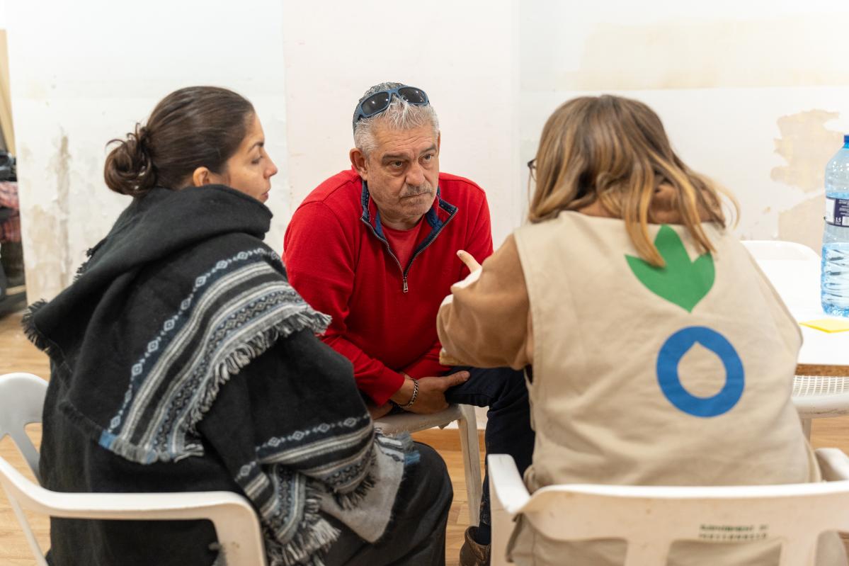 Entrega Tarjetas de Ayuda Solidaria a una familia por parte de una técnica de la ONG - Alex Lomart - Comunitat Valenciana - DANA - Accion contra el Hambre
