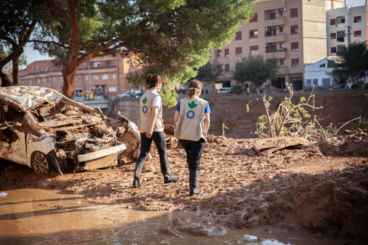 El equipo de Acción contra el Hambre camina sobre un territorio devastado por la DANA en Valencia.