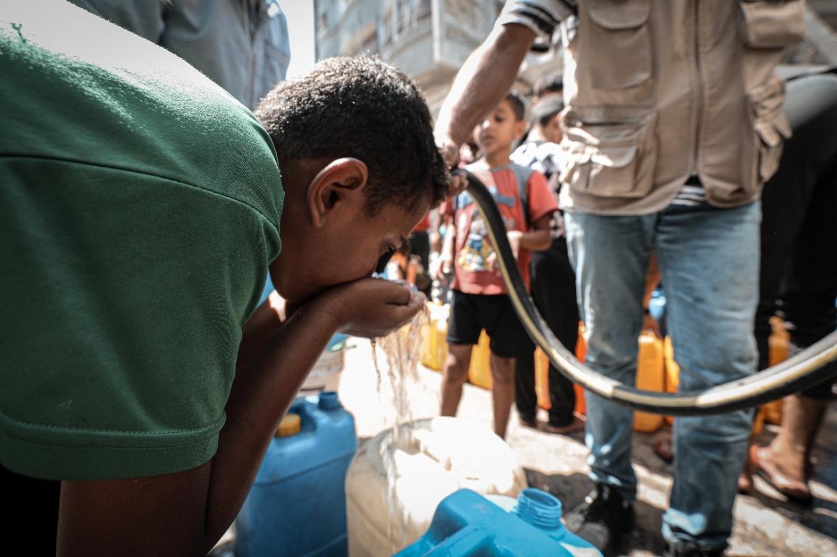 Un niño del norte de Gaza bebe agua distribuida por Acción contra el Hambre a la población desplazada.