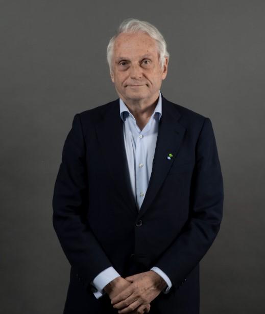 Carlos mira patronato
