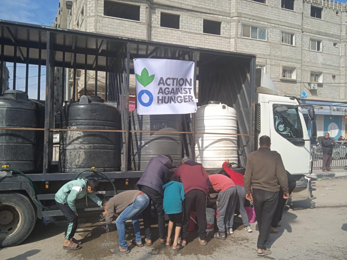 Distribución de agua de Acción contra el Hambre a personas desplazadas que intentan regresar al norte de Gaza. © Acción contra el Hambre