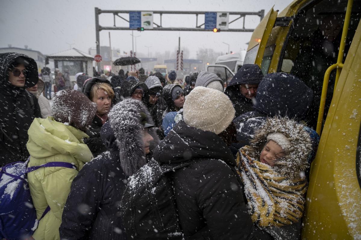 En el puesto fronterizo de Palanca, en territorio Moldavo, cientos de refugiados ucranianos se enfrentan a las bajas temparaturas mientras esperan que pequeños autobuses los recogen para llevarlos al centro de acogida. Gonzalo Höhr para Acción contra el Hambre