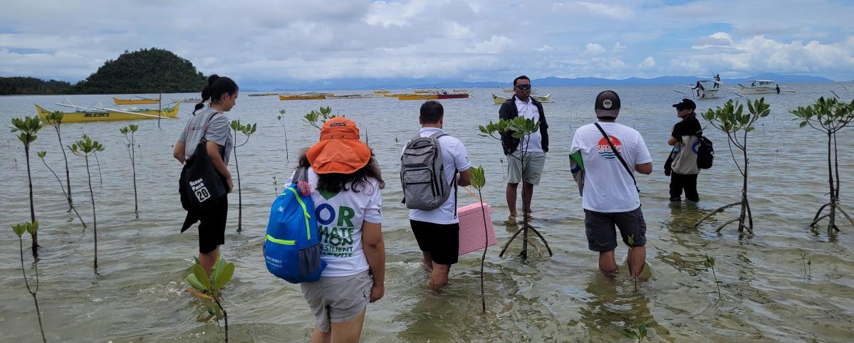 Voluntarios y personal de ACF en una visita al terreno en Filipinas