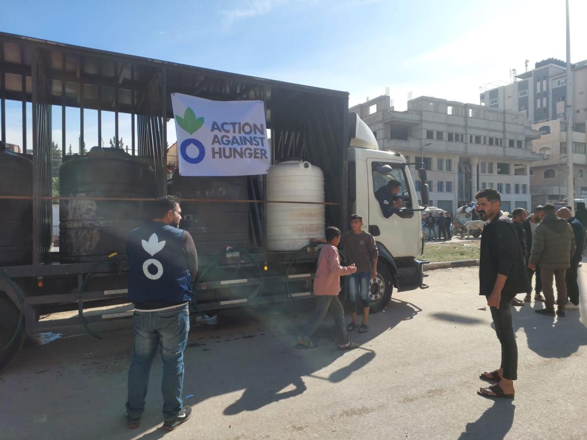 Distribución de agua por parte de equipos de Acción contra el Hambre en el norte de Gaza a personas desplazadas, enero de 2025. © Acción contra el Hambre