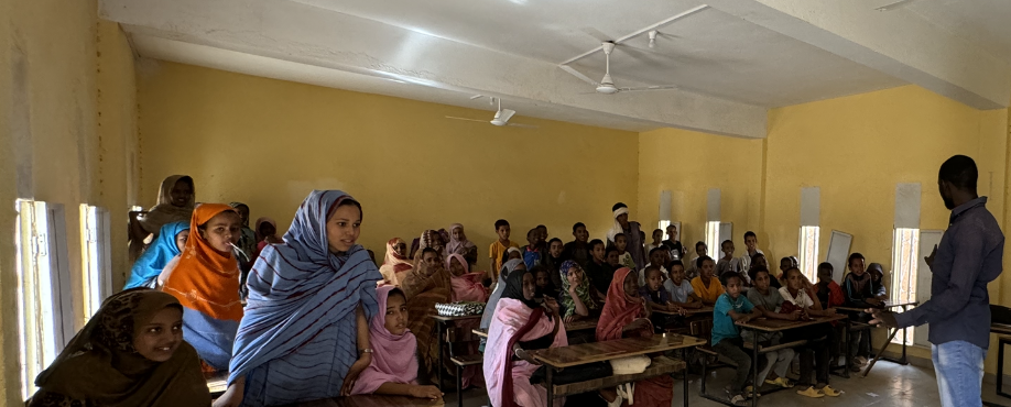 Instalación eléctrica (iluminación y ventiladores) alimentada con energía solar proporcionada por el proyecto. Escuela de Aghor, municipalidad de Bassikounou (Mauritania). © Bocar SY para Acción contra el Hambre