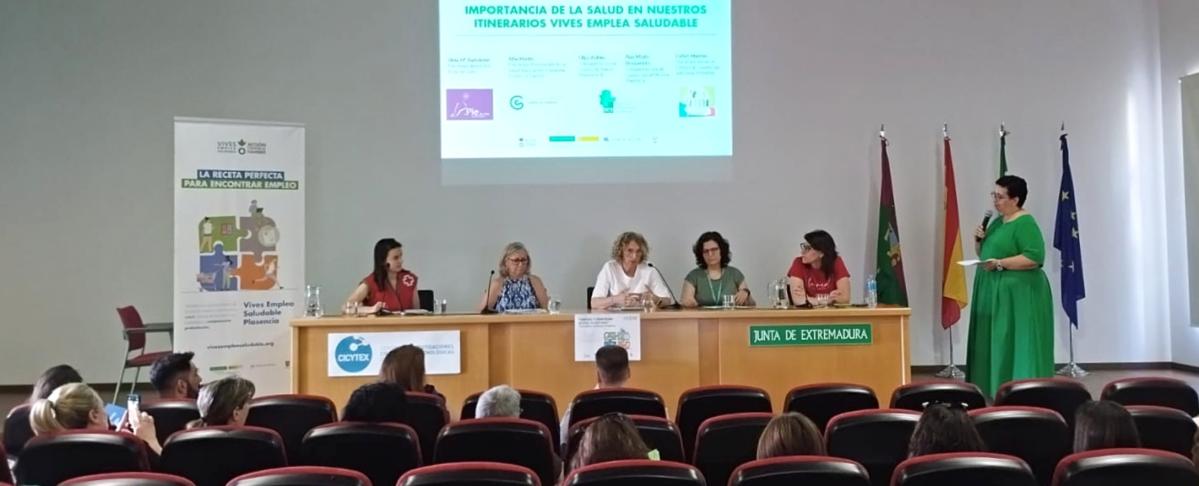 Mesa de ponentes hombres y mujeres jornada-Empleo y bienestar-Activa tu futuro-Vives Emplea Saludable-Accion contra Hambre