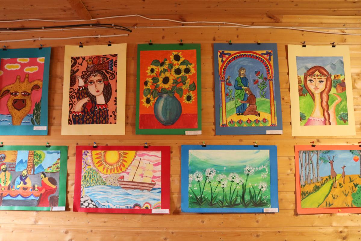 Arts and Crafts sessions for refugees and local children. © Carlotta Wichmann for Action Against Hunger